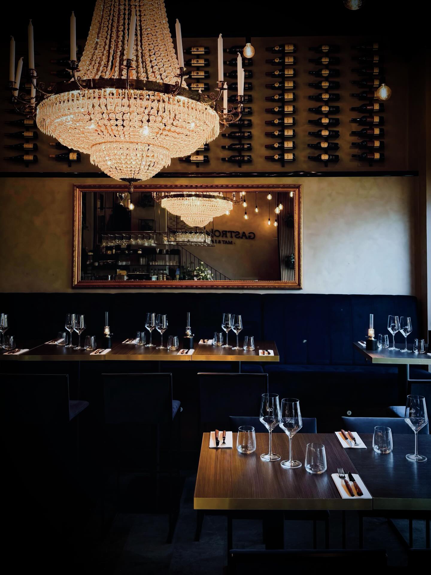 Elegant matsal med kristallkrona och uppdukat bord