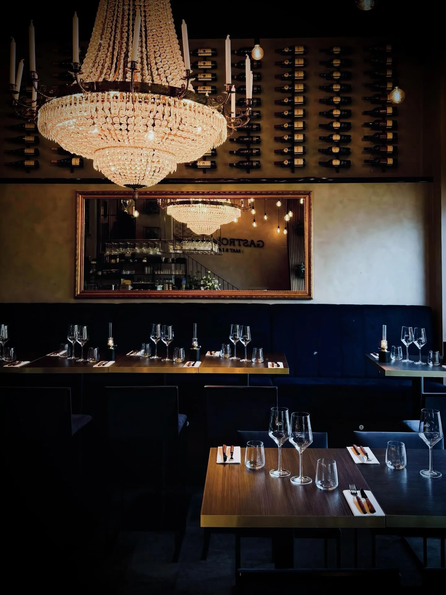 Elegant matsal med kristallkrona och uppdukat bord