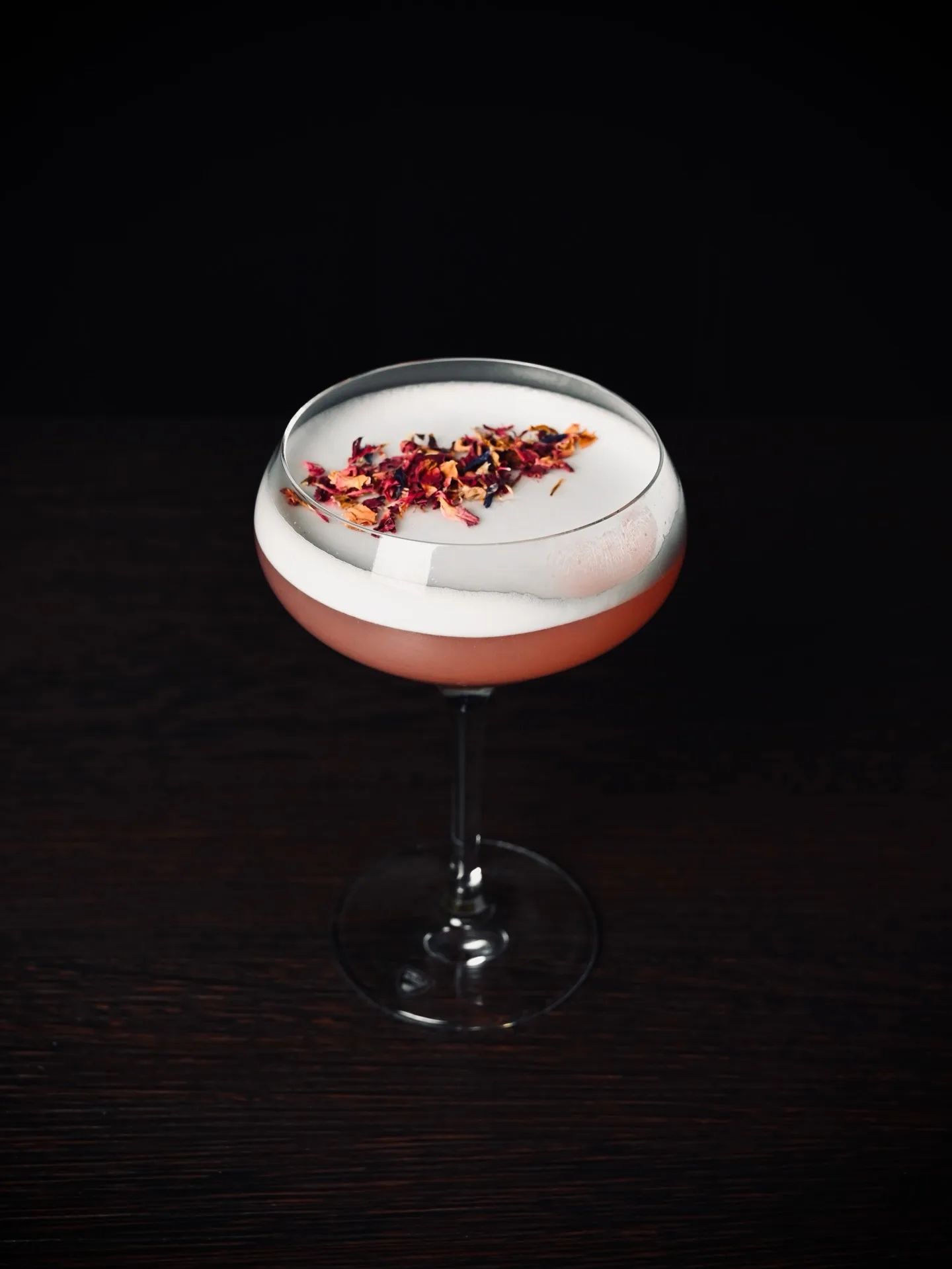 Elegant rosa cocktail i coupeglas