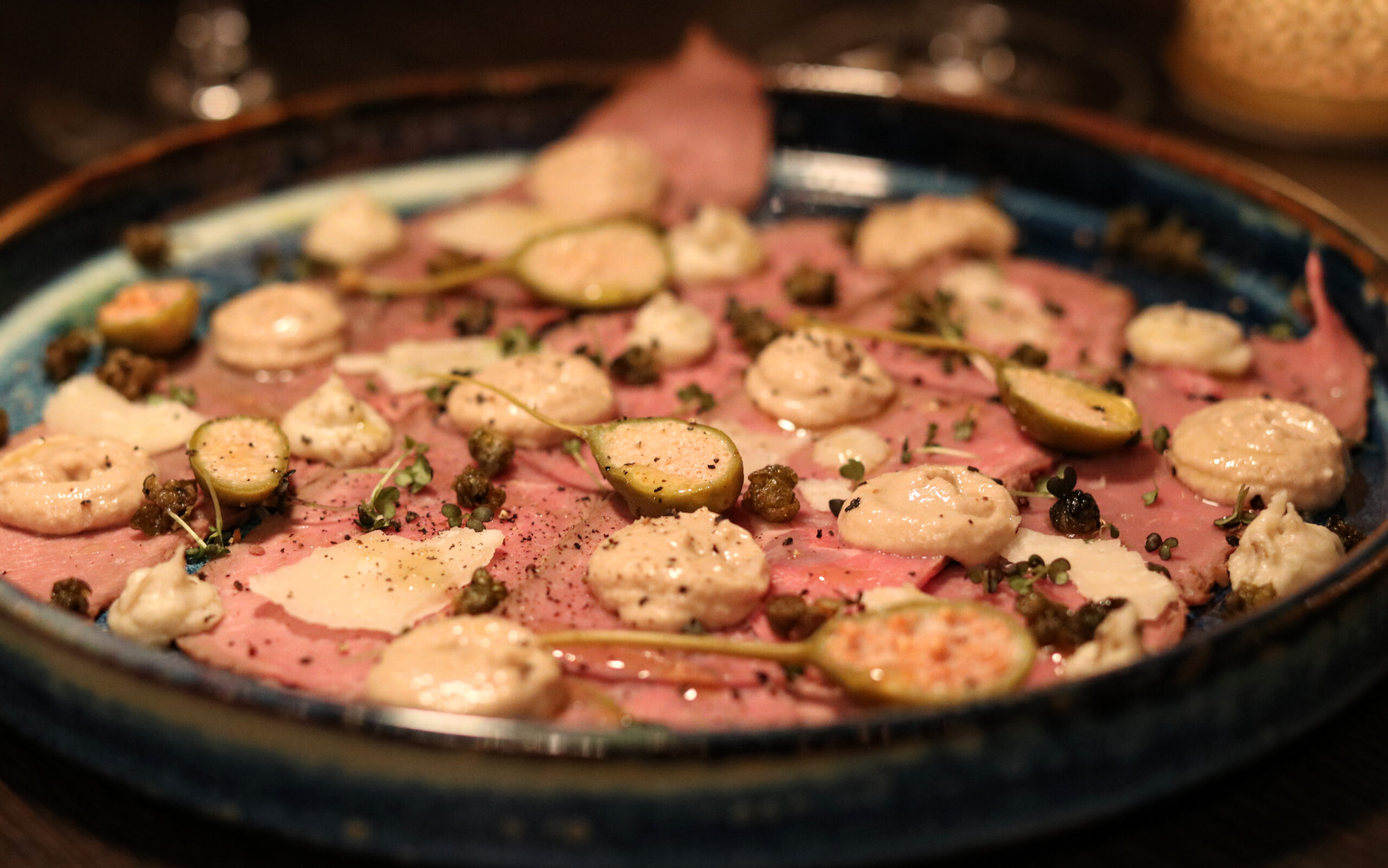 Vitello tonnato med kapris och örter