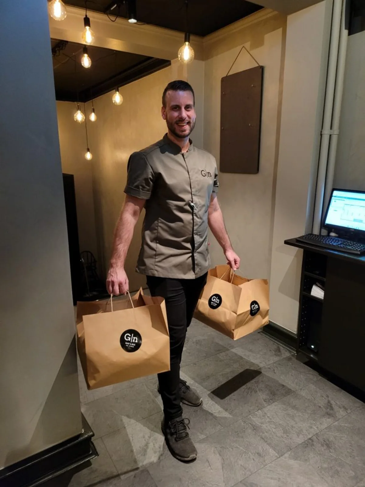 Personal med takeaway-kassar från GASTRO|nome