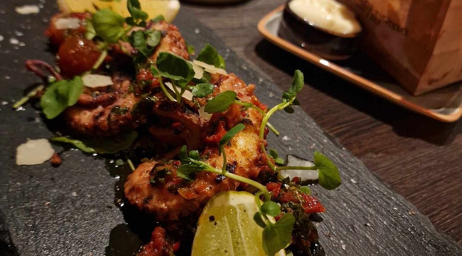 Grillad bläckfisk med tomater och örter