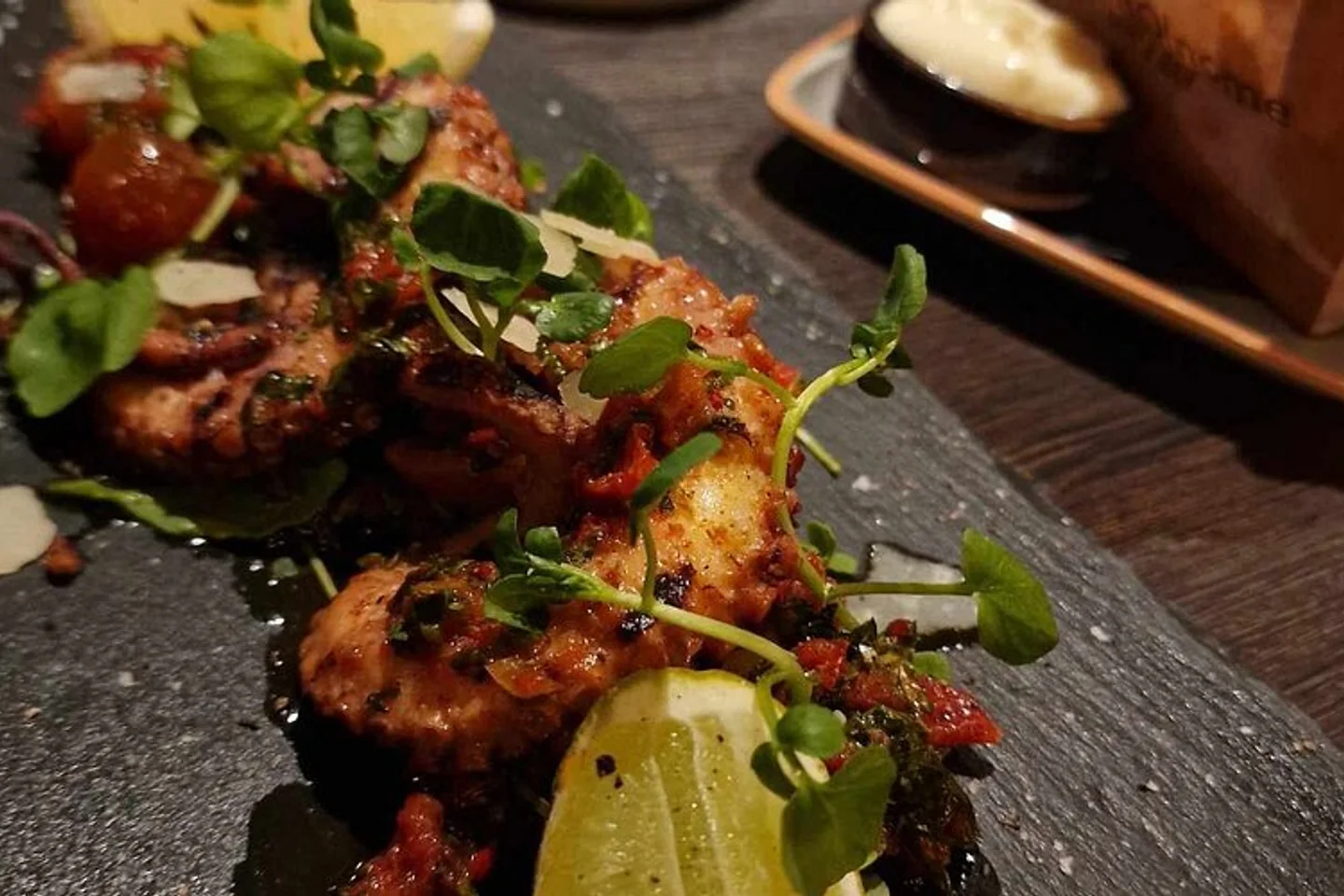 Grillad bläckfisk med tomater och örter