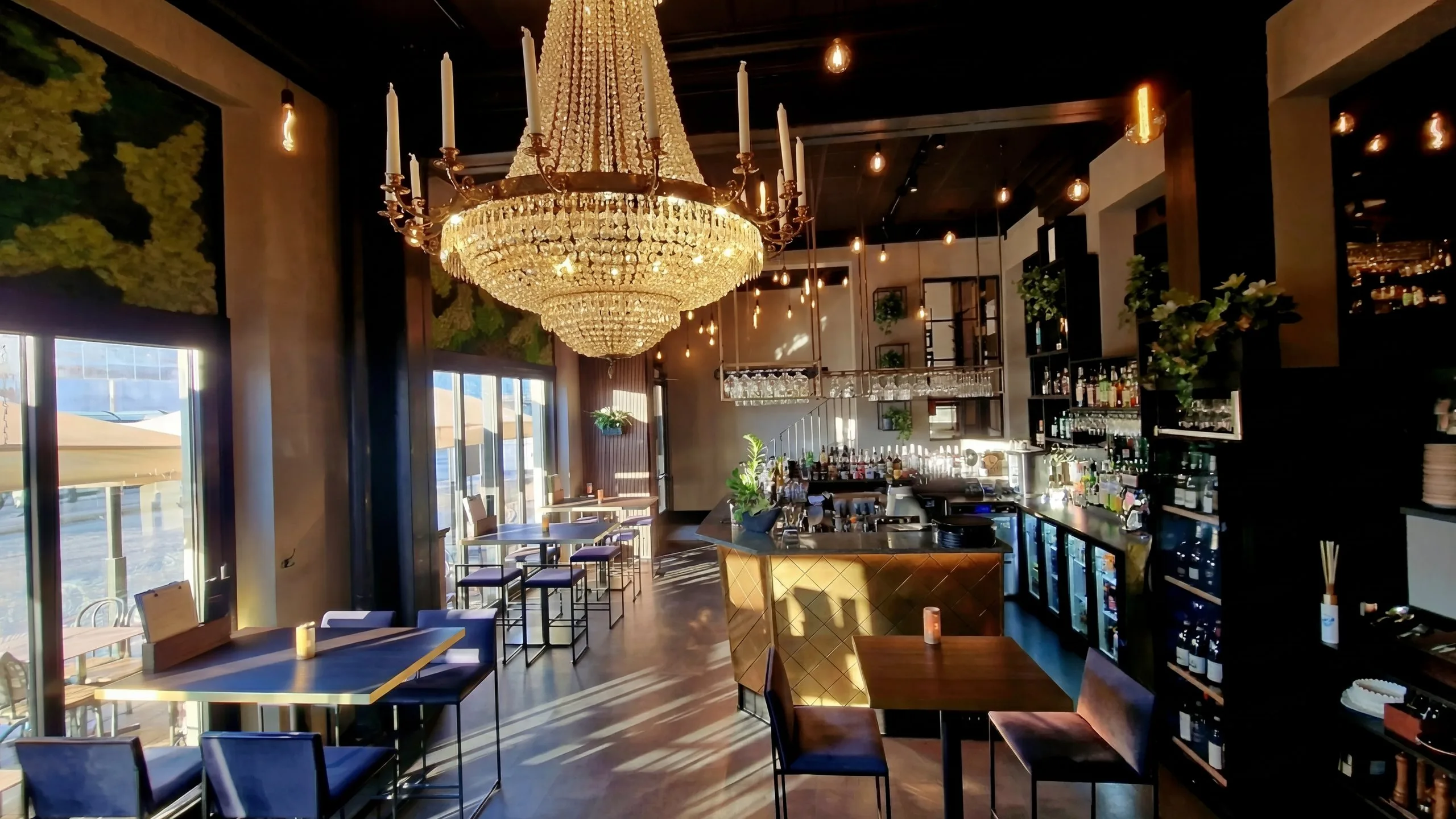 GASTRO|nome bar med kristallkrona och gulddetaljer